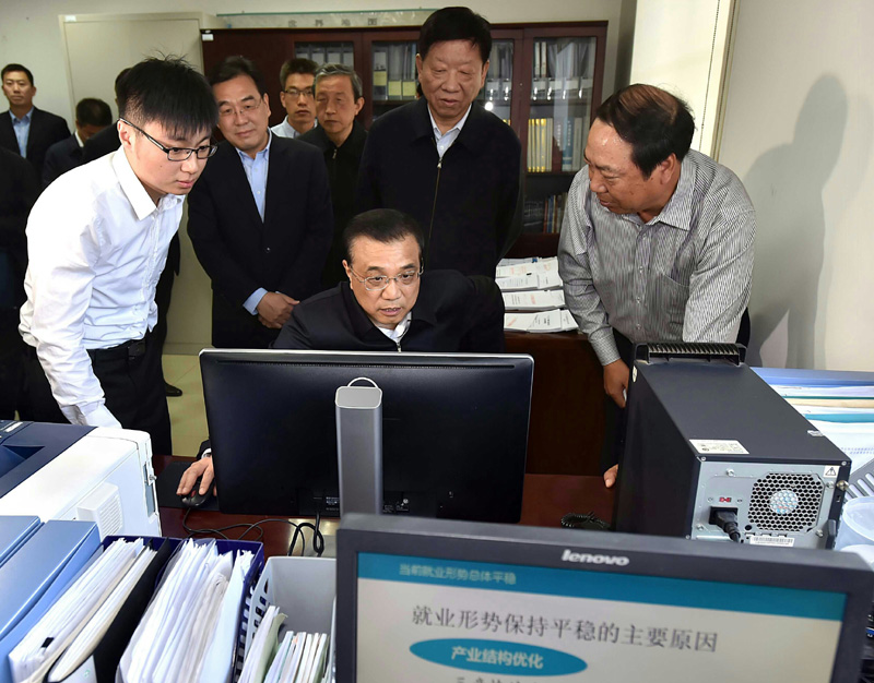 李克强：要逐步把农民工引向新经济、新产业、新业态