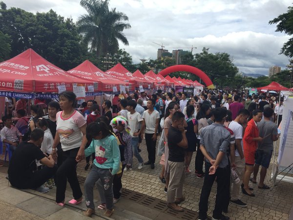 云南省蒙自市举办2016年就业精准脱贫专场招聘会