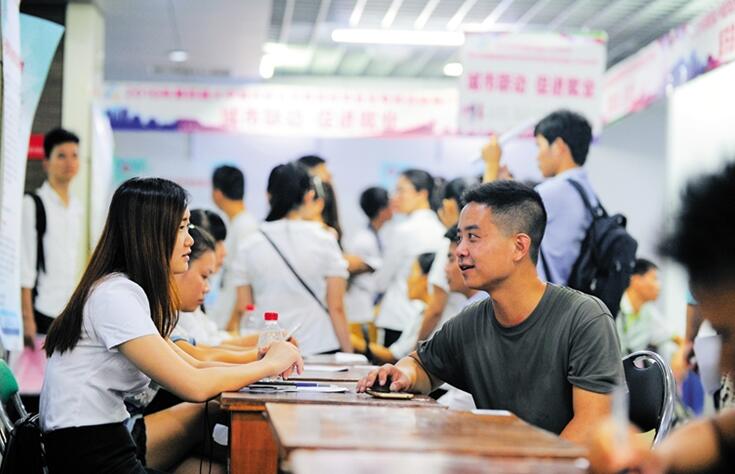 海南省海口市专场招聘会为大学生就业搭平台