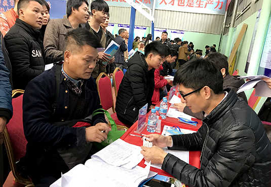 深圳企业赴河池市百色市举行专场招聘 提供近三千岗位