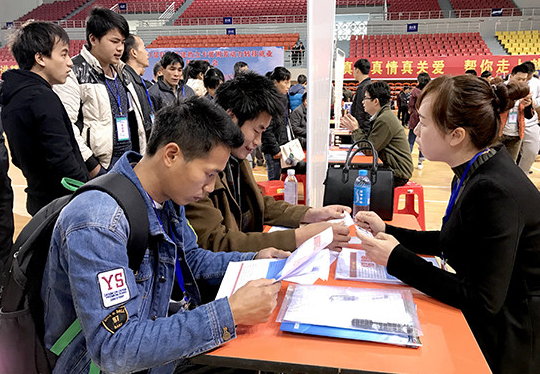 深圳企业赴河池市百色市举行专场招聘 提供近三千岗位