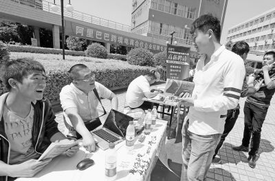 河南省安阳市举办大学毕业生春季双选会