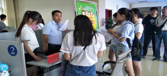 甘肃省甘州区举办大学生专场招聘会