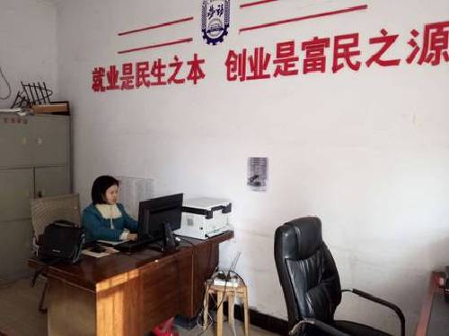 江西南岩：为贫困户就业铺路搭桥