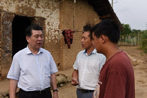 全国人大代表、武汉协和医院院长王国斌走访贫困户