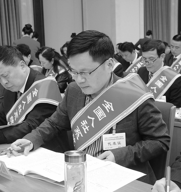 领奖人：宁波市12333中心主任刘震——用心倾听群众的心声