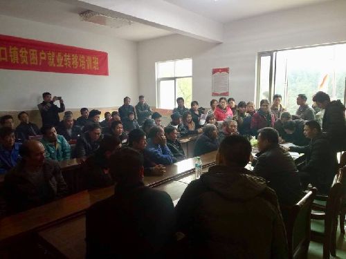 江西铅山：周末连轴转不停 就业扶贫不歇脚