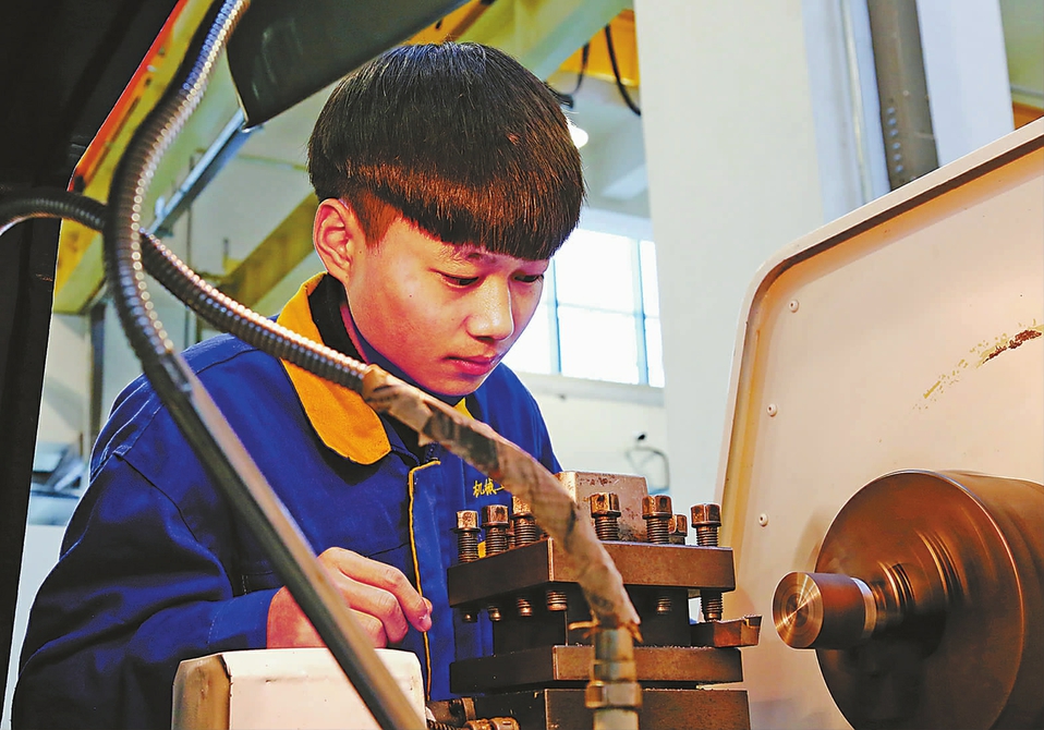 山东省滨州市技师学院“仿真教室”育工匠