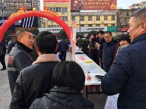 江西铅山：举办2018年“就业援助月专项活动”现场招聘会