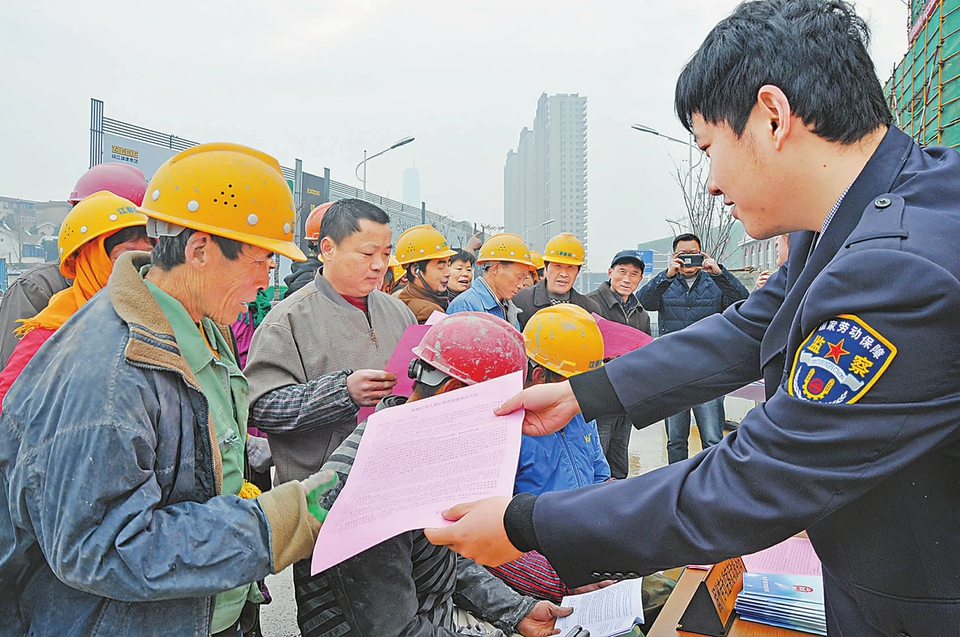江苏润州：进建筑工地宣传劳动保障政策