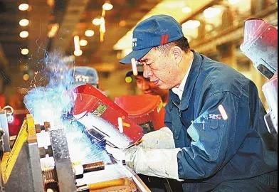 中央深改组第二次会议通过《关于提高技术工人待遇的意见》