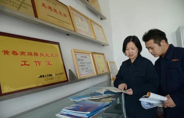 中央深改组第二次会议通过《关于提高技术工人待遇的意见》