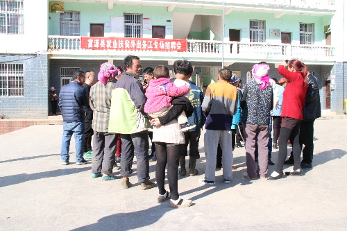 云南富源：首场就业扶贫招聘会在竹园拉开