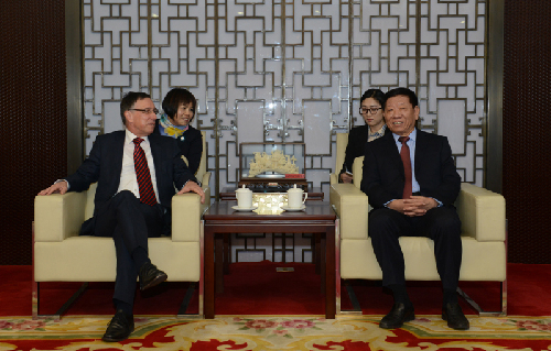 尹蔚民部长会见国际社会保障协会主席布罗伊尔一行 尹蔚民部长会见国际社会保障协会主席布罗伊尔一行