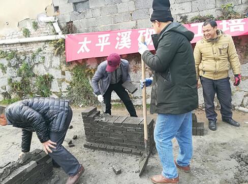 湖北夷陵：送温暖下乡 农民工家门口参加职业技能鉴定考试