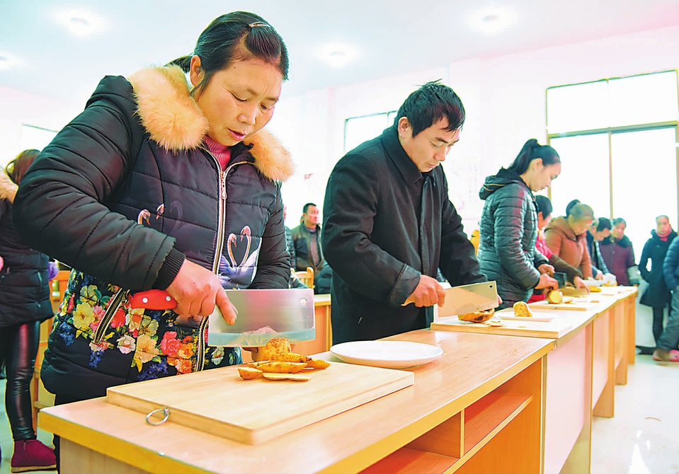 四川叙永：为贫困家庭劳动力免费培训技能