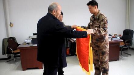 新疆建设兵团：为农民工追回2万多工钱 九师劳动保障监察支队获赠锦旗