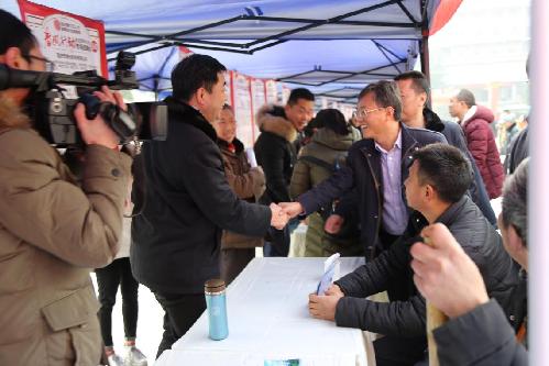节前搞定岗位 节后拎包上班——重庆市黔江区举办2018年“春风行动”、“就业援助月”大型专场招聘会