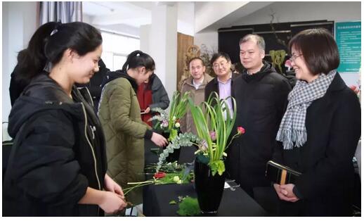 山东省人社厅副厅长周春艳看望慰问备战第45届世赛山东省选拔赛选手