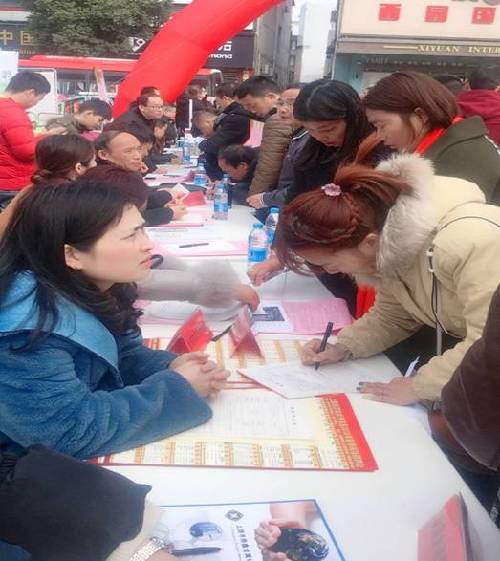 江西铅山：5000个岗位虚位以待 留住返乡人员就业创业
