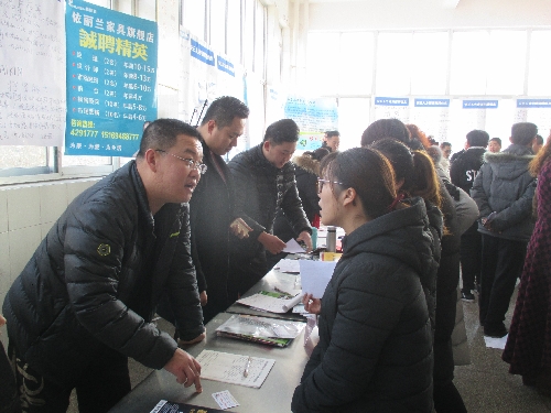 山东安丘：春季招聘会火爆开场 招聘求职供需两旺