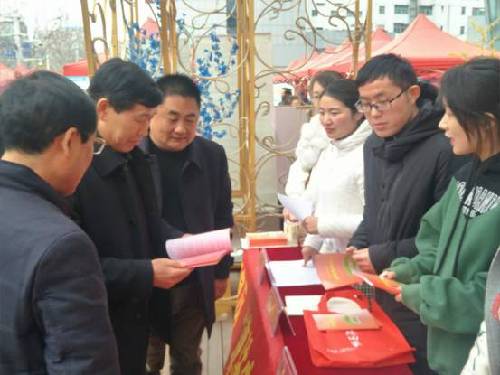 安徽阜阳：颍泉区举办2018年“接您回家”大型人才招聘会