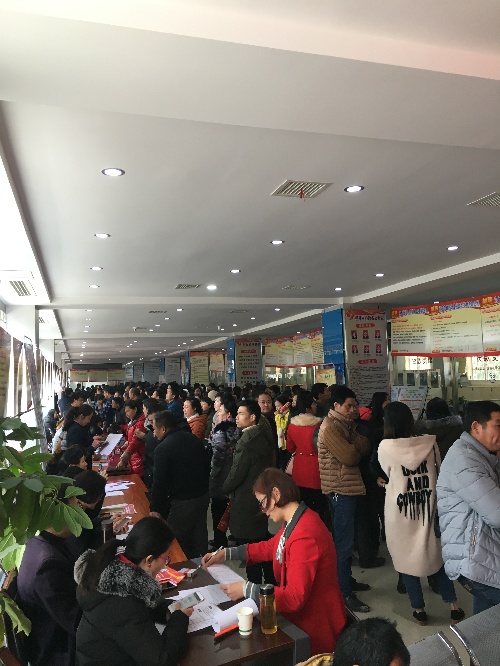 江西奉新：“犬力以赴”开展2018新年首场春风行动招聘会