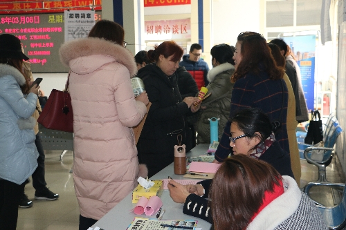 山东枣庄：“庆三八”女性专场招聘会 为女性就业牵线搭桥