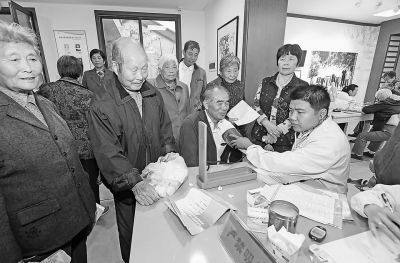 老人在“医养结合”服务点内体检