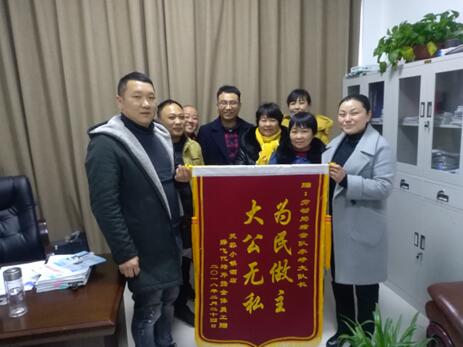 安徽灵璧：劳动监察助讨薪 农民工送锦旗表谢意
