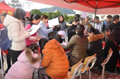 江西崇义：年味尚浓求职招工忙 成功举办春季就业招聘会 