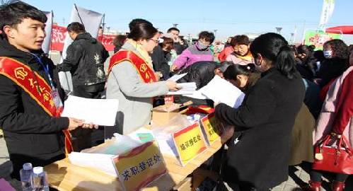 内蒙古鄂前旗就业服务局“春风行动”送岗位，197 余人家门口找到“新饭碗”