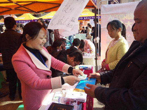 四川宜宾：翠屏区春风行动惠民生 百企万岗送上门