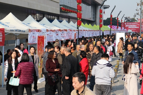 春风送暖促就业，精准帮扶惠民生——四川省成都市成华区2018年“春风行动”蓝光专场招聘会举行