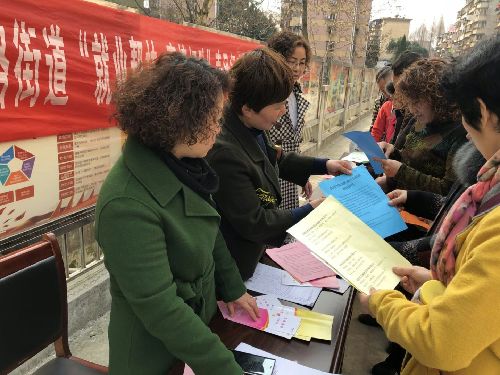 安徽安庆：大观区集贤路街道开展“送政策、送岗位”现场招聘活动