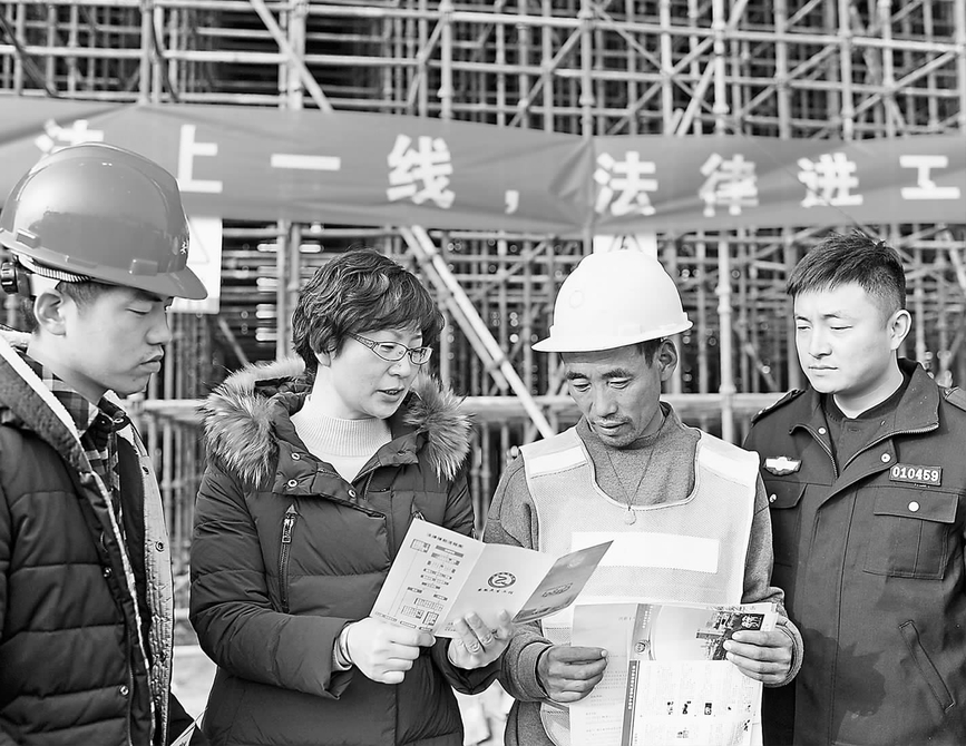 安徽合肥：律师为农民工维权提供法律咨询