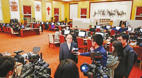 十三届全国人大一次会议共收到代表议案325件、建议7100多件