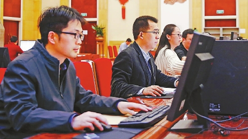 十三届全国人大一次会议共收到代表议案325件、建议7100多件