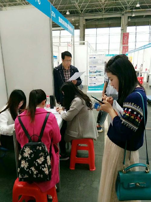 湖北省宜都市组织企业进高校招揽人才