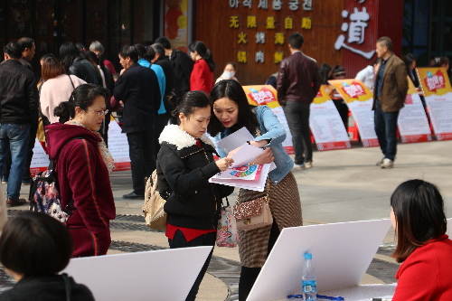 江西新余：渝水区举办“春风行动、就业帮扶”送岗进社区招聘活动