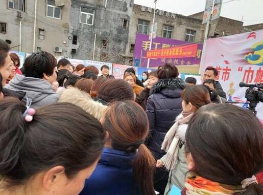 安徽界首：暖心庆三八，春风送政策