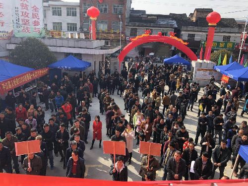 乡村居民家门口就能找到好“东家”——湖南省岳阳市平江县举办精准就业扶贫招聘会