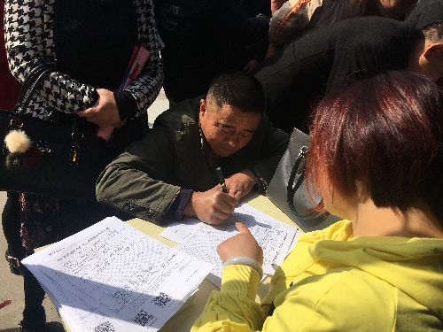 乡村居民家门口就能找到好“东家”——湖南省岳阳市平江县举办精准就业扶贫招聘会