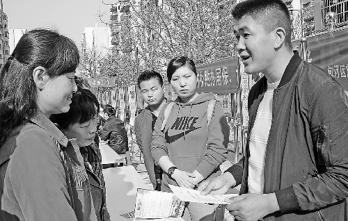 安徽合肥：招聘会办进小区