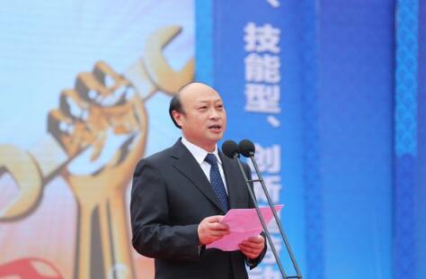 技高行天下 能强走世界——2018年重庆市技工院校招生宣传月暨技能进农村进社区进家庭活动启动仪式成功举办