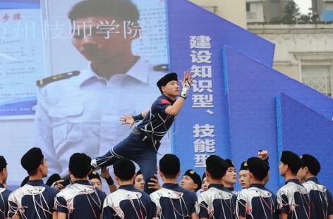 技高行天下 能强走世界——2018年重庆市技工院校招生宣传月暨技能进农村进社区进家庭活动启动仪式成功举办