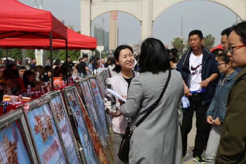 江西九江：2018年民营企业招聘大会火热开幕 市民边看演出边找工作
