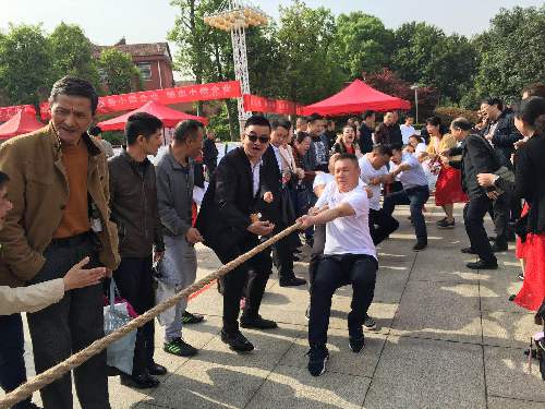 江西九江：2018年民营企业招聘大会火热开幕 市民边看演出边找工作
