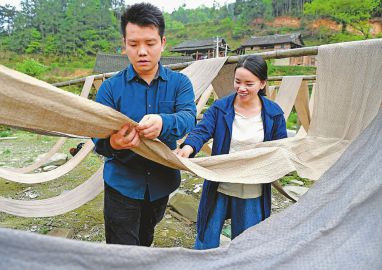 贵州榕江：侗族大学生夫妻回村创业卖土布