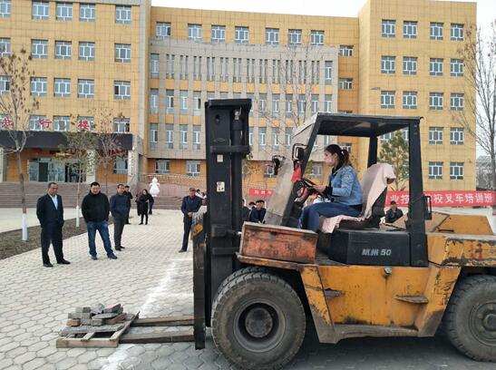 新疆玛纳斯：叉车工技能培训班助推农牧民转型